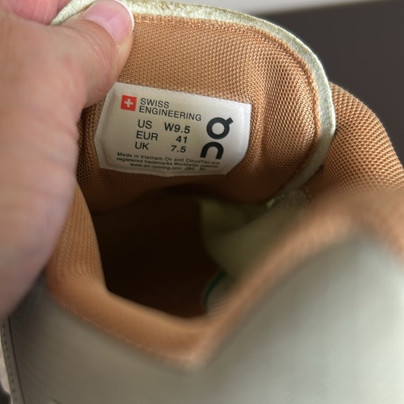 ON Cloud Cloudflow Running Sneaker Shoe Aloe White Womens Designer Trendy Sz 9.5 - Picture 11 of 12